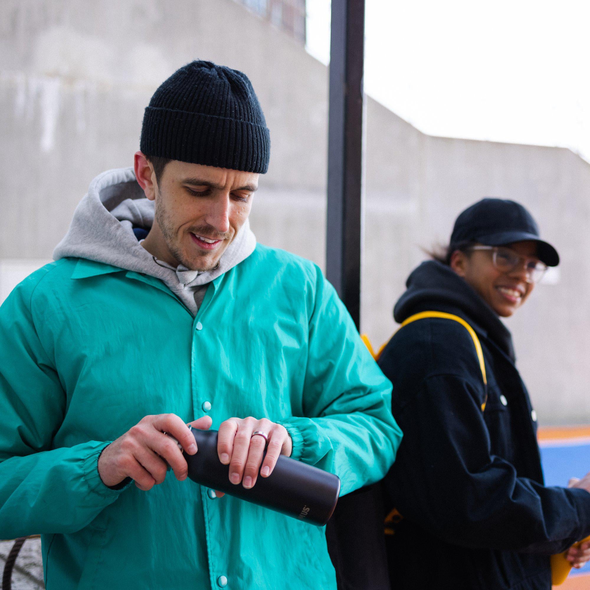 P742010_klunken-vacuum-bottle-0.5-black_isabelle-edsmyr_2021-12-lifestyleImages