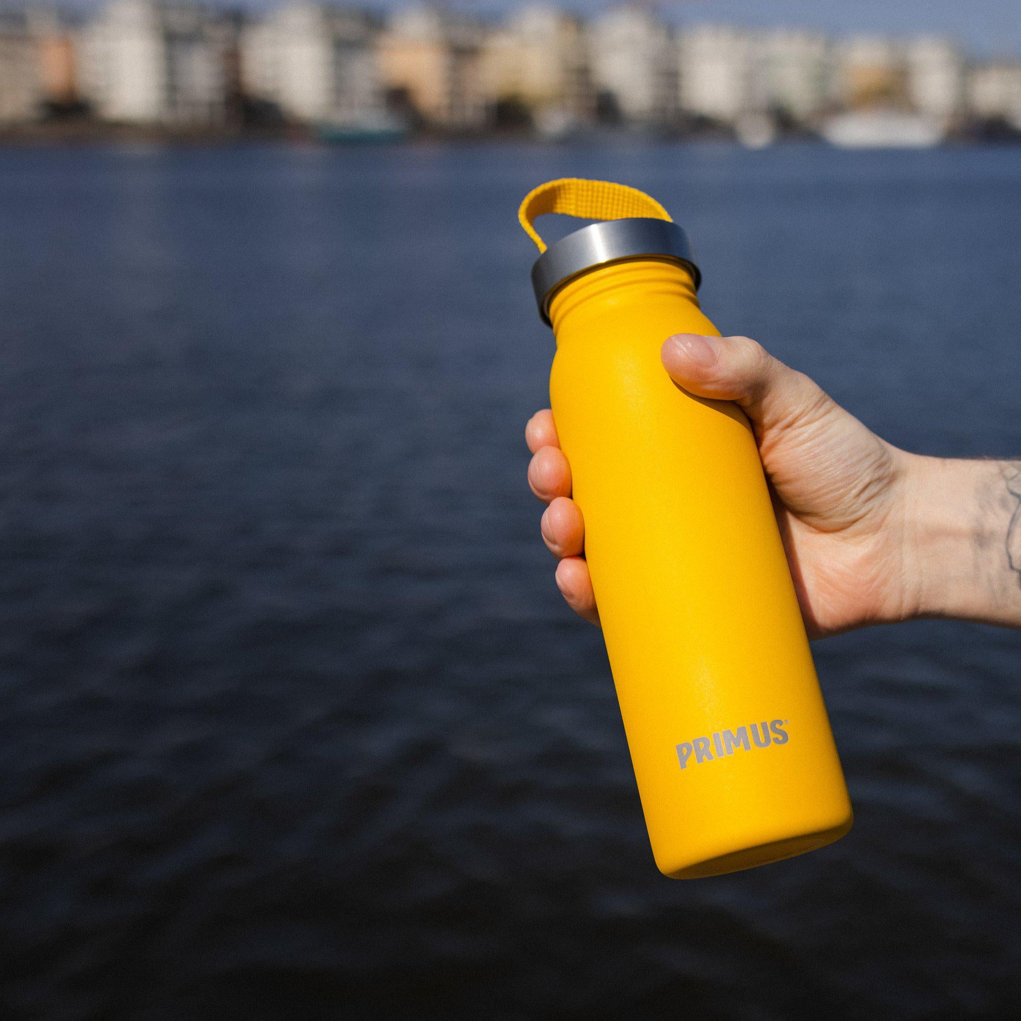 P741950_klunken-bottle-0.7l-yellow_isabelle-edsmyr_2021-13-lifestyleImages